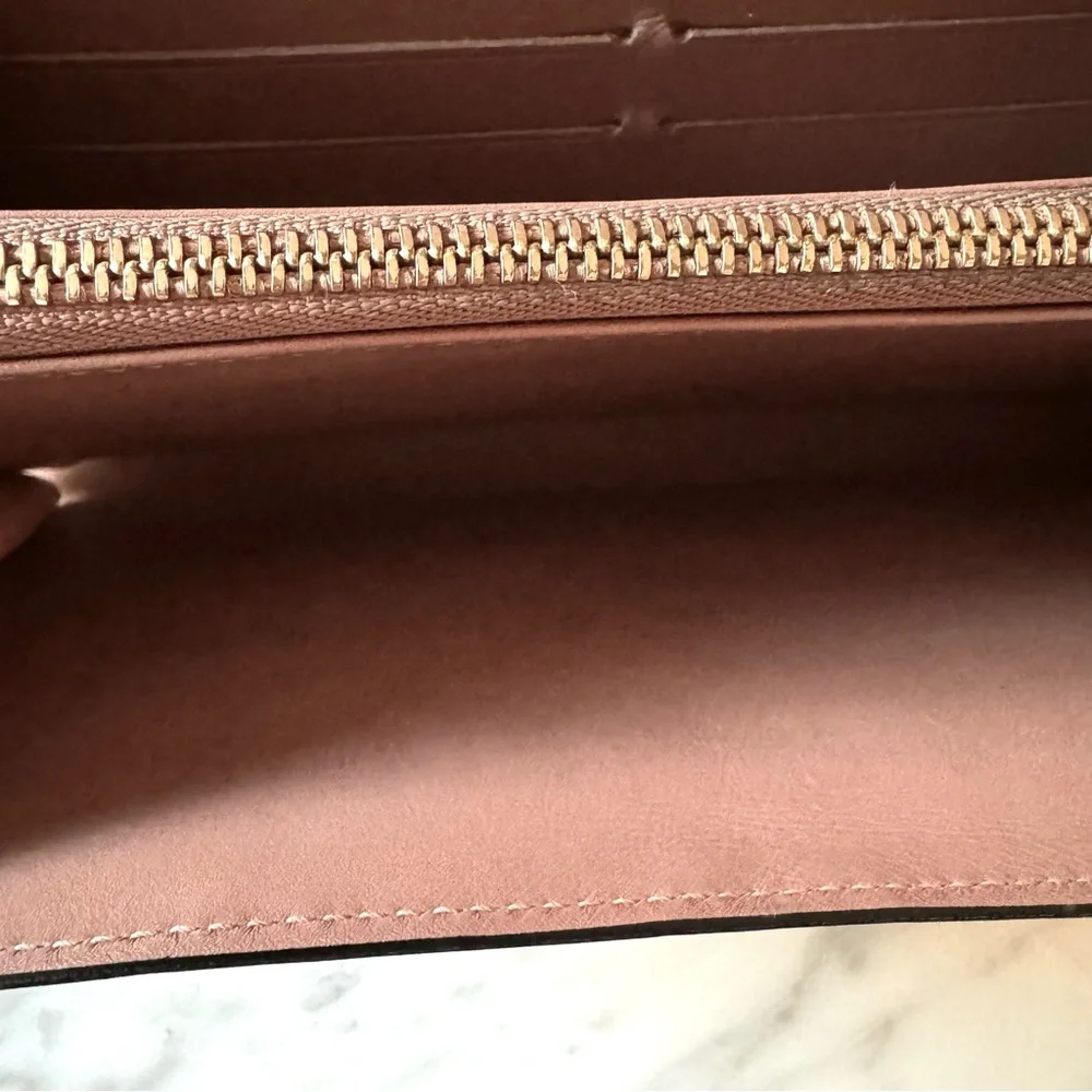 ๐ LOUIS VUITTON Authentic Neutral Pale Pink Patent Leather Wallet. - Picture 7 of 12